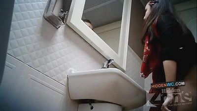 Filmagens ocultas da câmara na casa de banho feminina (1)