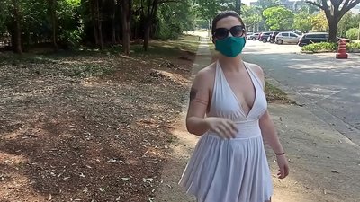 Nudez pública: uma rapariga da Rússia tenta tirar a sua roupa nas ruas do Rio de Janeiro. Ela quase foi presa.