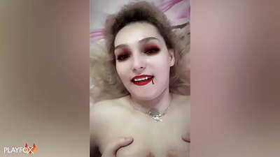 Ivan Helsing fode com força um vampiro sensual e vem no seu cu